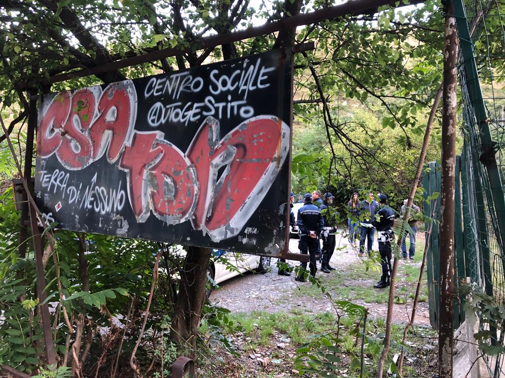 La polizia locale sgombera il centro sociale Terra di nessuno